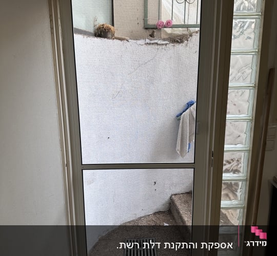 דלת אלומיניום עם רשת וחלון זכוכית